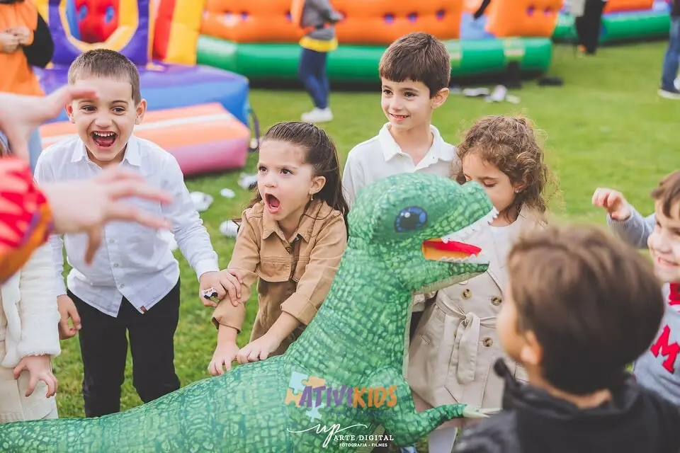 Crianças brincando com dinossauro