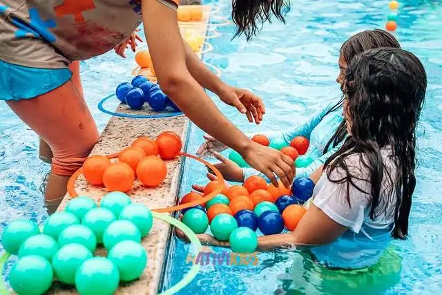 Recreação infantil na piscina Maringá